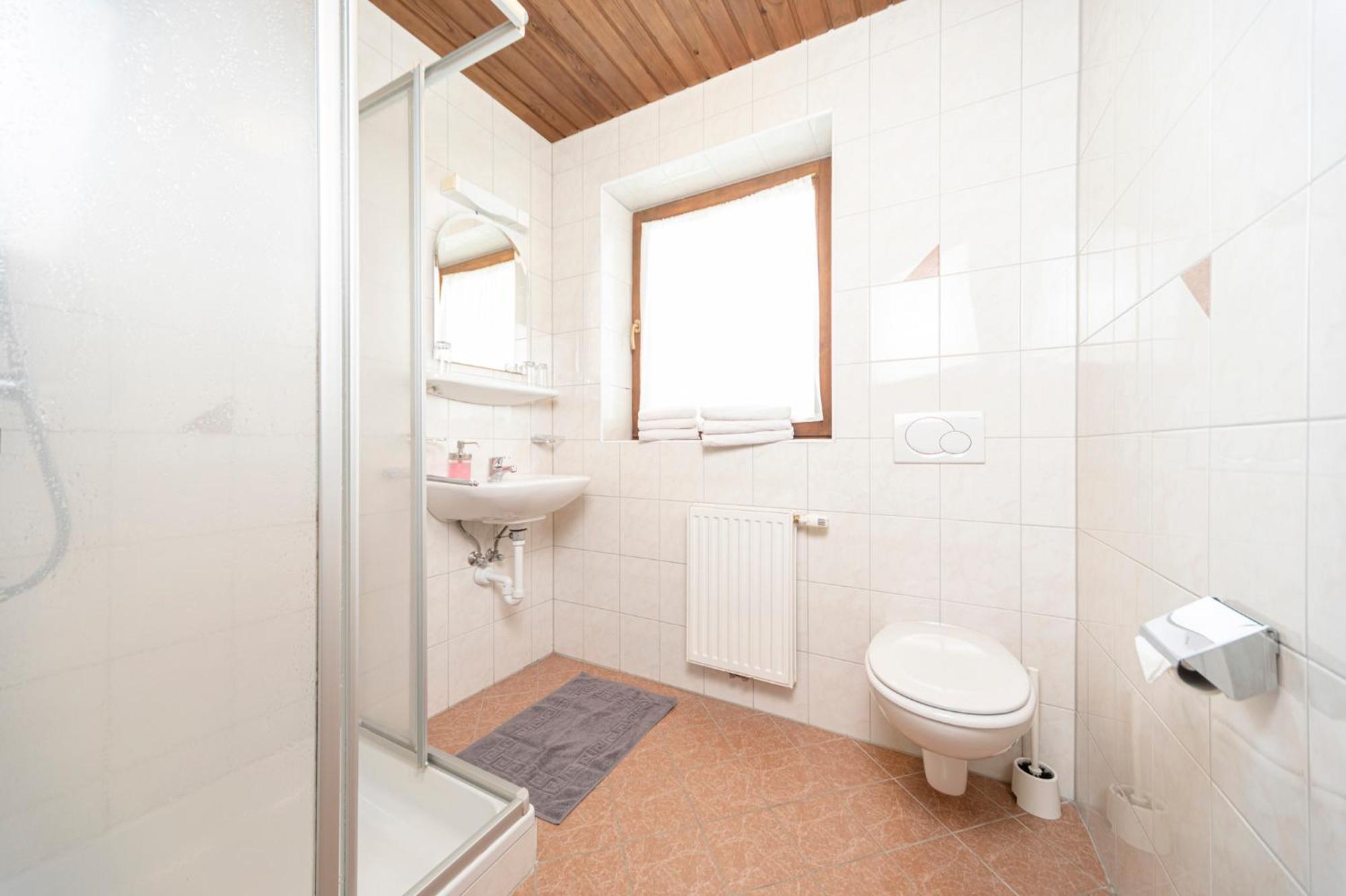 Gasthof Pension Knapp Strass im Zillertal Room photo